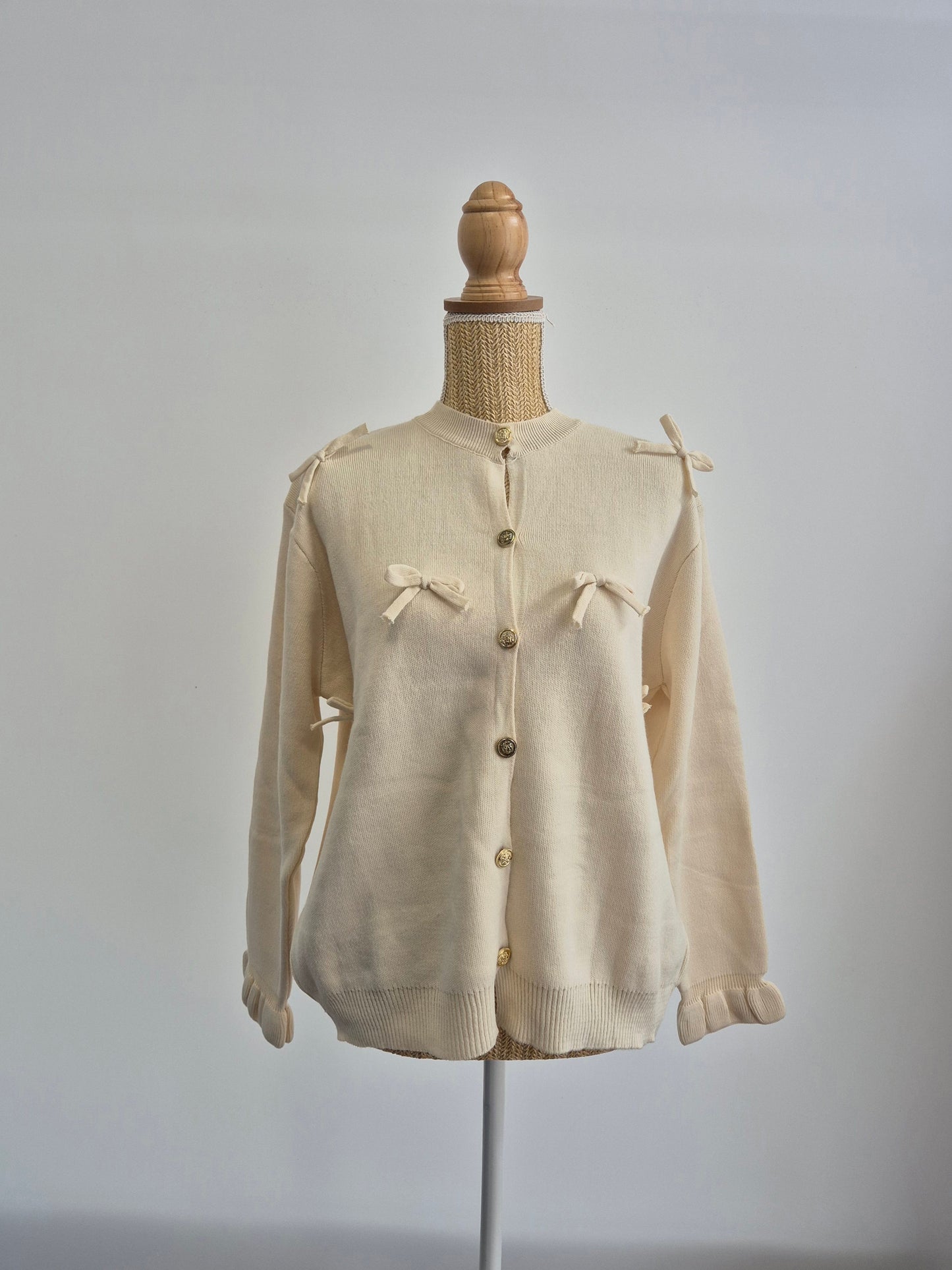 Knitted vest with knots