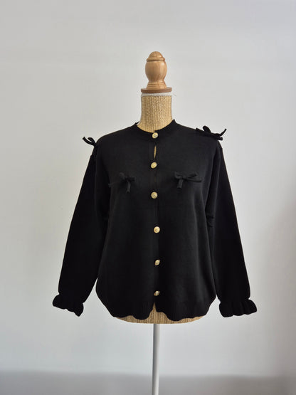 Knitted vest with knots